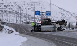 Gercüş'te meyve yüklü kamyonet devrildi, meyveleri sürücünün yardımına koşanlar topladı