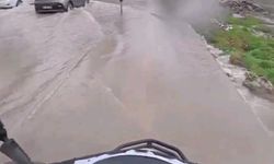 Göle dönen yollarda direksiyon başındaki motokurye yaşadıklarını kayda aldı