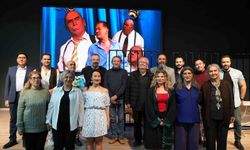 Gömeç Kent Tiyatrosu izleyenleri kahkahaya boğdu