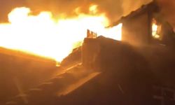 Gönen'de ev yangını: Çatı alevlere teslim oldu