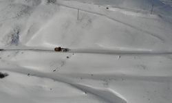 Gümüşhane'de kapanan köy yollarında kar mesaisi aralıksız sürüyor