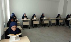 Hafızlık sınavını tamamlayan genç kızlar meşaleler, alkışlar ve Türk bayraklarıyla karşılandı