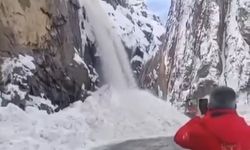 Hakkari-Çukurca karayolunda 2 ayrı çığ düştü: Yol ulaşıma kapandı