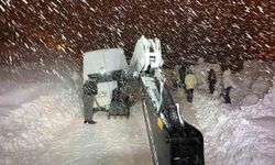 Hakkari'de kar ve tipide mahsur kalan minibüs kurtarıldı