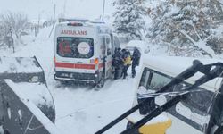 Hakkari'de yolda kalan ambulansın imdadına ekipler yetişti
