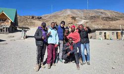 Hakkarili eğitimci Kilimanjaro'ya tırmandı
