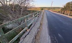 Hasar gören ve beşik gibi sallanan köprü yıkılıyor