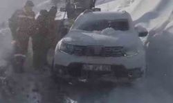 Hasta nakli yapan araç karda mahsur kaldı