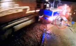 Hemzemin geçitte mahsur kalan dolmuşa tren çarptı, sürücü saniyelerle kurtuldu... Feci kaza kamerada