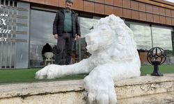 Her detayını 3 saat boyunca kaşıkla tek tek işledi, ortaya kardan aslan çıkardı