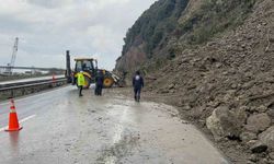 Heyelan kara yolunu kapattı, otomobilde maddi hasar meydana geldi