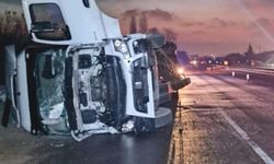 İnegöl'de iplik yüklü tır devrildi