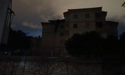 İnegöl'de şiddetli lodos çatıları uçurdu, araçlar zarar gördü