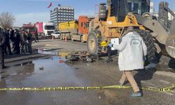 İş makinesinin altında kalan motosikletli hayatını kaybetti