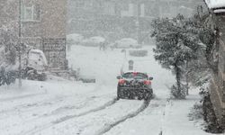İstanbul'da kar yağışı, araçlar güçlükle ilerledi