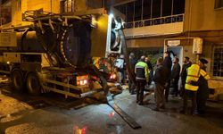 İzmir gece sağanak yağışa teslim oldu, ekipler gece boyunca sahada görev yaptı