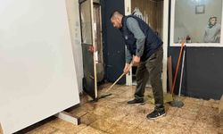 İzmir'de ev ve iş yerleri sele teslim oldu