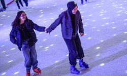 İzmir'de kışın keyfi buzda yaşanıyor