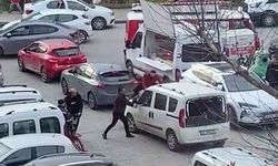 İzmir'de polis merkezi önünde sopayla darp kamerada
