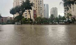 İzmir'de sağanak ve fırtına hayatı felç etti, yollar göle döndü