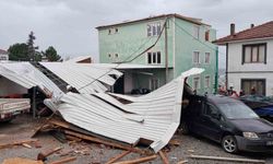 İznik'te şiddetli fırtına evin çatısını uçurdu