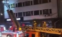 Kağıthane'de binanın çatısı alevlere teslim oldu