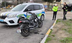 Kamyonet ile çarpışan motosikletteki 2 kişi yaralandı