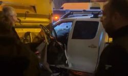 Kamyonete çarpan pikabın sürücüsü sıkıştığı yerden itfaiye ekiplerince çıkartıldı