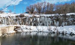 Kanyonda oluşan metrelerce boydaki buz sarkıtları görsel şölen sunuyor