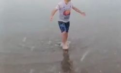 Kar altında denize girip yüzdü attı