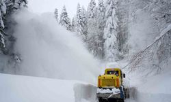 Kar altındaki köy yollarında 'kar savaşçıları'ndan yoğun mesai