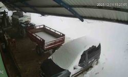 Kar kütlesini taşıyamayan çatı araçların üzerine çöktü