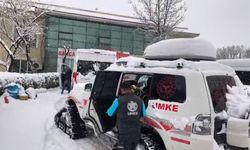 Kar nedeniyle diyaliz merkezine gidemeyen yaşlı kadının imdadına UMKE yetişti