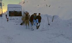 Kar temizlerken damdan düştü, ekipler hastaneye yetiştirdi