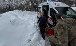 Kar ve tipiden yolu kapanan köydeki hasta kadın hastaneye ulaştırıldı
