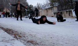 Karaman'da çocuklar karın keyfini kayarak çıkardı