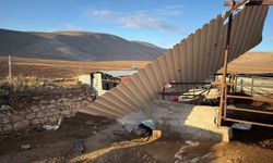 Karaman'da fırtınada uçan çatının altında kalarak yaşamını yitirdi