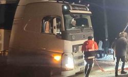 Karda mahsur kalan tır belediye ekipleriyle kurtarıldı