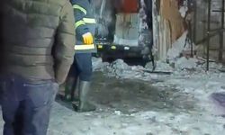 Kars'ta donmasın diye altında ateş yakılan araç alev topuna döndü