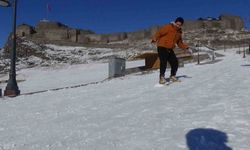 Kars'ta kızağını kapan kale yokuşuna koştu