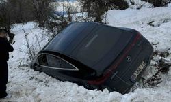 Kartalkaya yolunda lüks araç kara saplandı