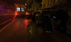 Kaza yapan otomobilin dönerek savrulduğu anlar kameraya yansıdı: 2 yaralı