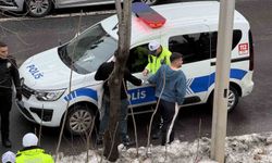 Kaza yapan sürücüler kavga edince kelepçelenip karakola götürüldü