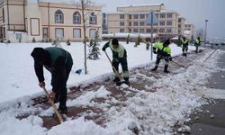 Keçiören'de yaya güvenliği için kar küreme ve tuzlama seferberliği