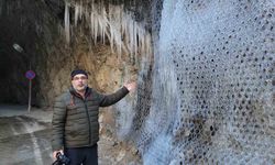 Kemaliye'de 'dünyanın en zorlu yolları' arasında gösterilen 'Taş Yolu' buz tuttu