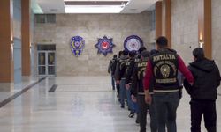 Kendilerini polis ve savcı olarak tanıtıp 16 milyon liralık vurgun yaptılar