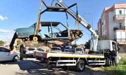 Kepez'de terk edilmiş hurda araçlar kaldırıldı