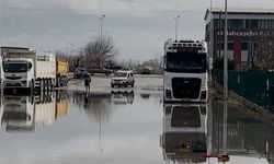 Kırklareli'nde şiddetli yağış hayatı felç etti: Başkan Bulut sular içinde şiir okudu