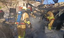 Konteyner çarşıda yangın: 3 konteyner ile 3 araç kül oldu