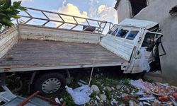 Kontrolden çıkan kamyonet eve çarptı: 1 ölü